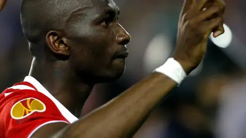 Mbia dedica histórico gol del Sevilla a sus padres