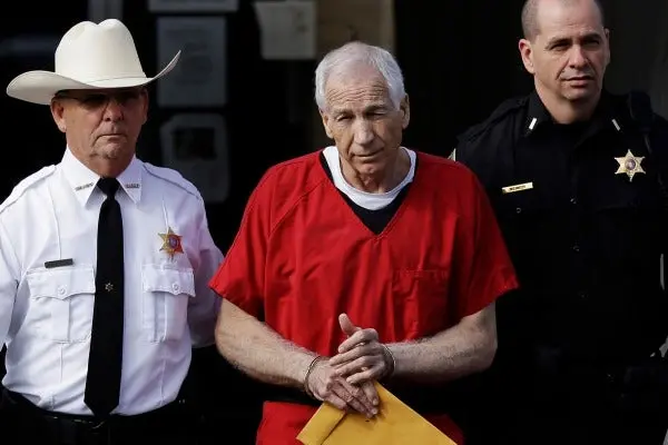 Penn State paga 59 mdd a víctimas de abuso sexual