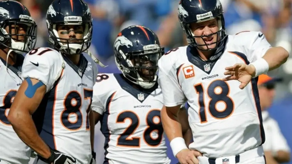 Peyton propina una lección a su hermano en el 'Manning Bowl'