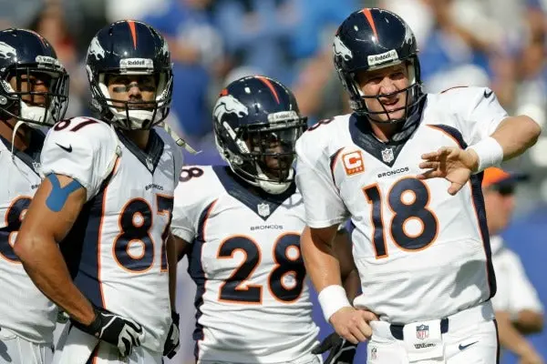 Peyton propina una lección a su hermano en el 'Manning Bowl'