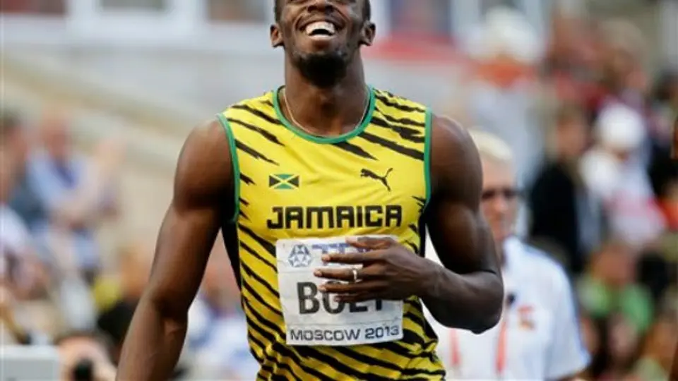 Usain Bolt trota en la eliminatoria de los 200