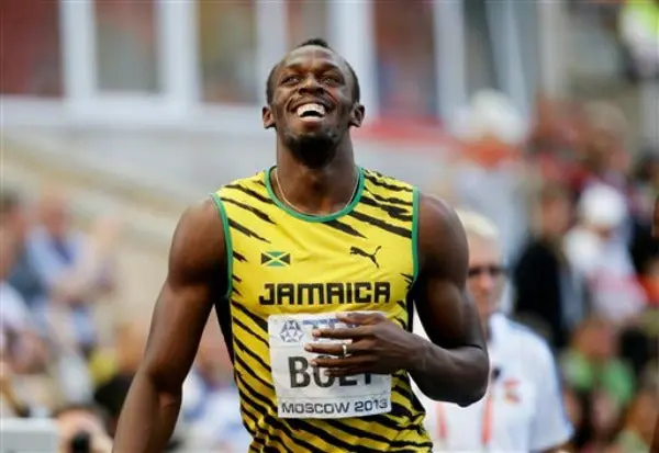 Usain Bolt trota en la eliminatoria de los 200