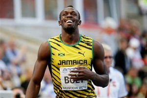 Usain Bolt trota en la eliminatoria de los 200