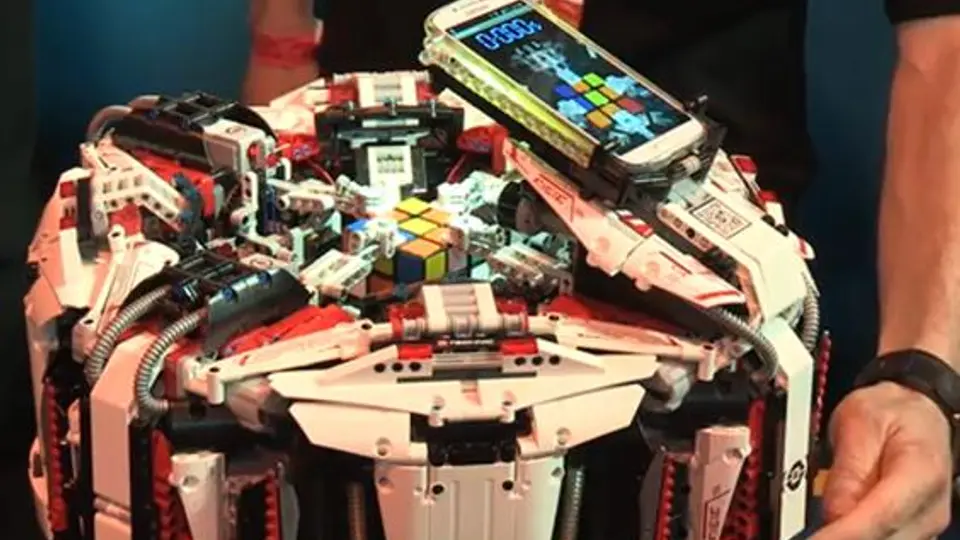 Robot impone récord mundial de cubo Rubik