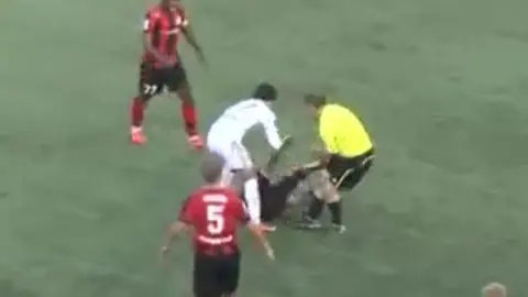 Cuando los árbitros agreden a los jugadores