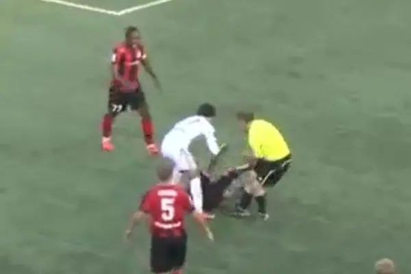 Cuando los árbitros agreden a los jugadores