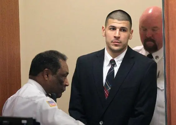Aaron Hernández, acusado de asalto y agresión en la cárcel
