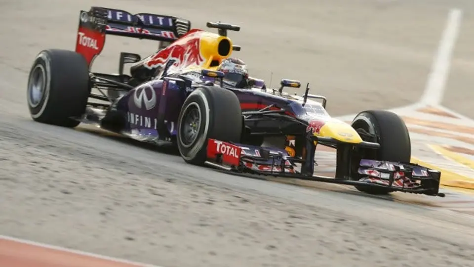 Vettel domina tercera práctica en Singapur; Checo Top 10