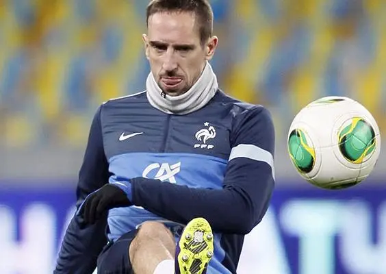 Ribéry patea un esférico durante la práctica francesa | EFE