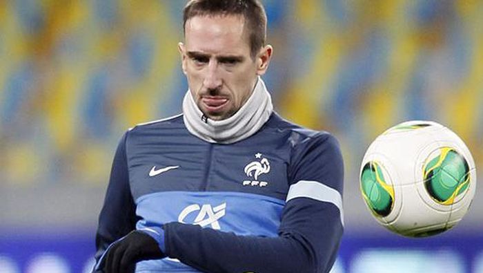 Ribéry patea un esférico durante la práctica francesa | EFE