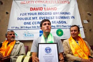 Mexicano impone récord al escalar el Everest