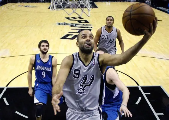 Spurs derrotan a Timberwolves tras partido cancelado en México