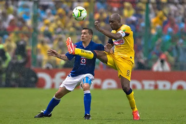 Aquivaldo Mosquera en el partido contra Cruz Azul | MEXSPORT