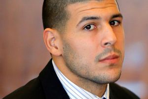 Aarón Hernández no podrá ver el partido de los Patriotas