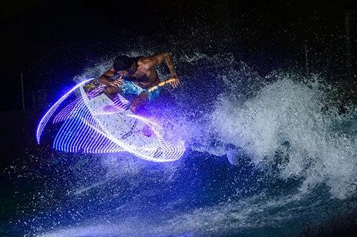 Se pusieron luces abajo de las tablas para lograr estos efectos| RED BULL