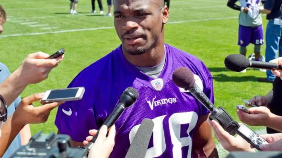 Adrian Peterson se solidariza con ex jugadores de la NFL