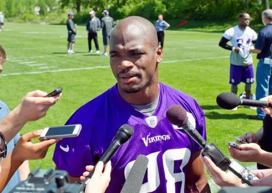 Adrian Peterson se solidariza con ex jugadores de la NFL