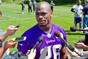 Adrian Peterson se solidariza con ex jugadores de la NFL