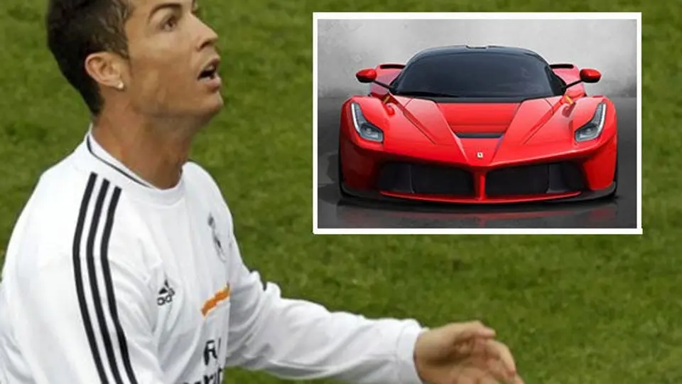 CR7 celebra su renovación como merengue con un Ferrari