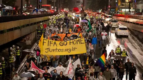 Más de 50 detenidos por manifestaciones contra Mundial