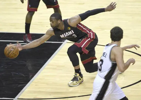 Dwyane Wade es multado por exagerar una falta