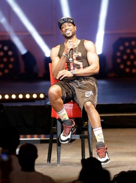 Dwyane Wade conviviendo con la gente presente | AP