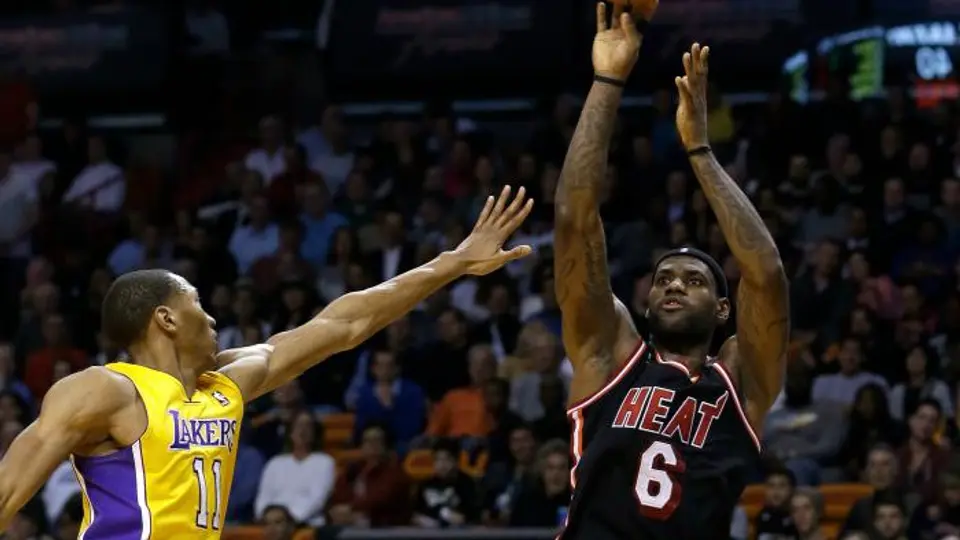 LeBron, Bosh, y el Heat dominan a los Lakers