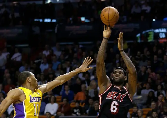 LeBron, Bosh, y el Heat dominan a los Lakers