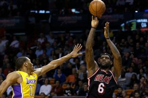 LeBron, Bosh, y el Heat dominan a los Lakers