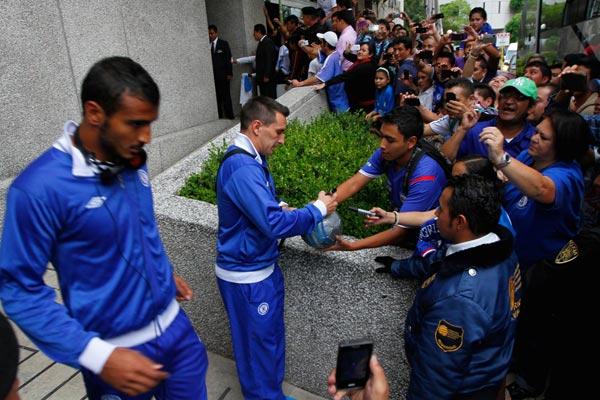 'Chaco' Giménez se detuvo con la afición para regalar algunas firmas | CIRO GUTIÉRREZ