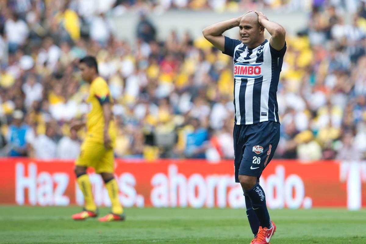 Suazo lamenta una de las yerros de Rayados frente al marco de Muñoz | MEXSPORT