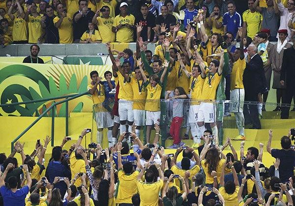 Los jugadores celebran con su gente | EFE