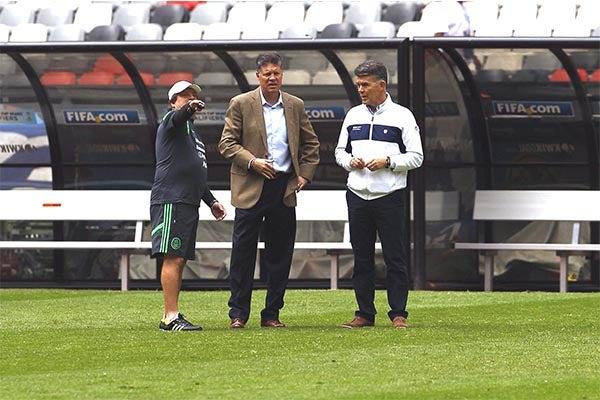 Miguel 'Piojo' Herrera da indicaciones en la práctica del Tri | BERNARDO MALDONADO