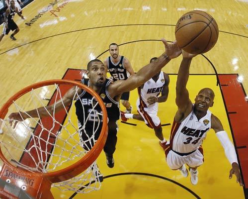 Allen y Ducan disputan el esférico en el aire | AP
