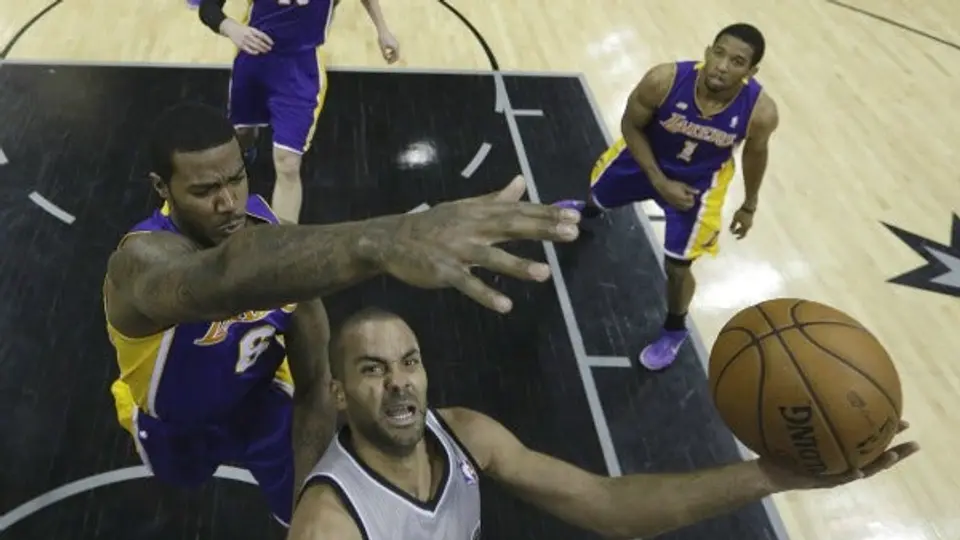 Spurs aventaja a Lakers en Conferencia Oeste