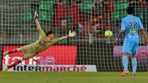 Memo Ochoa, en la mira del Nápoles