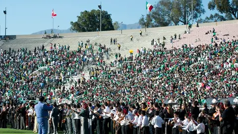 Mariachis rompen récord mundial de serenata en Copa Oro