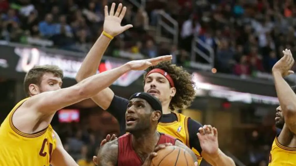 LeBron James aporta 43 puntos en triunfo del Heat
