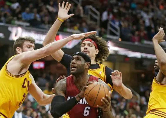 LeBron James aporta 43 puntos en triunfo del Heat