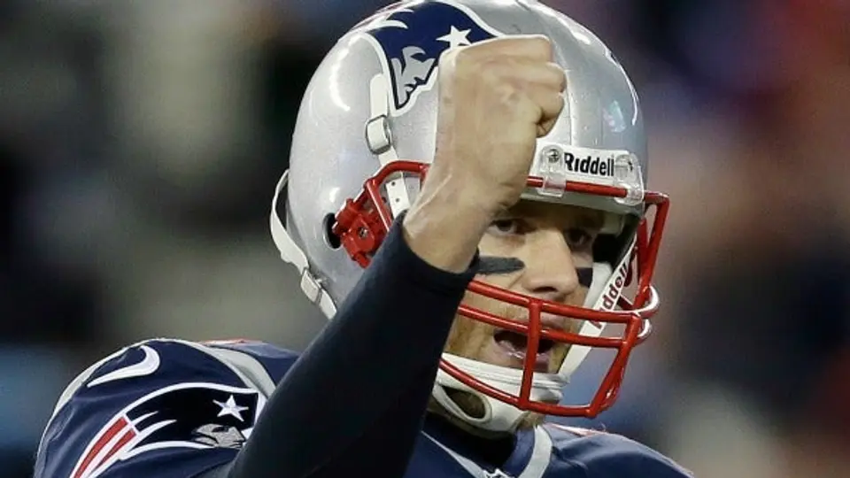 Brady y Gronkowski comandan victoria de Patriotas