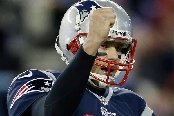 Brady y Gronkowski comandan victoria de Patriotas