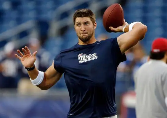 Liga italiana de futbol americano quiere a Tim Tebow