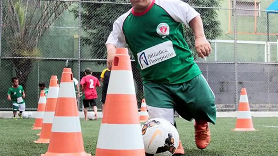 Enanos futbolistas cautivan al mundo