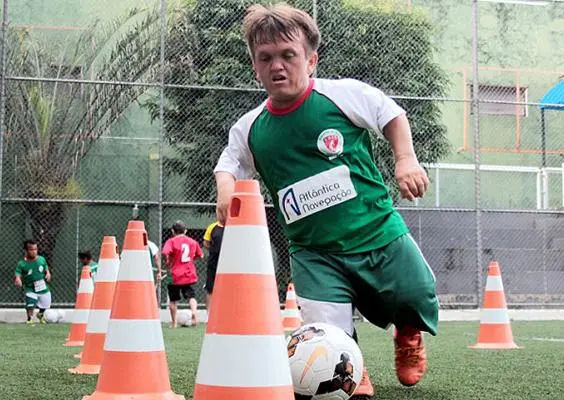 Enanos futbolistas cautivan al mundo