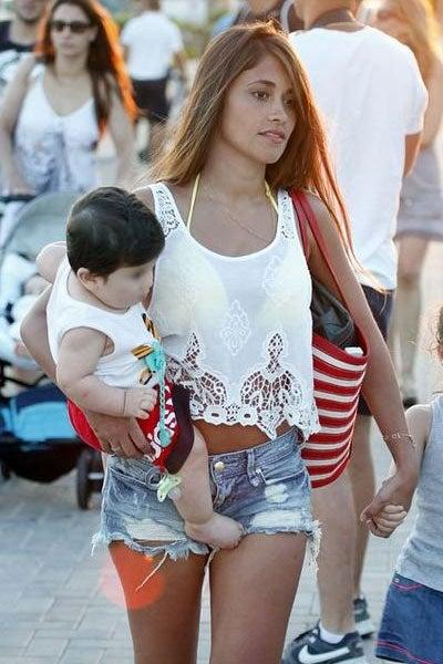 Antonella Roccuzzo, novia de Messi, carga al pequeño Thiago en el muelle, en las playas de Ibiza | MUNDO DEPORTIVO