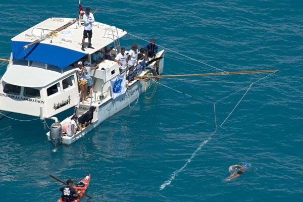 La nadadora nadó sin jaula de protección contra tiburones de Cuba a Florida| AP