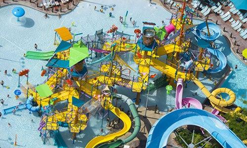 Familias toman el sol en el parque Aquatica | ESPECIAL