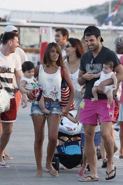 La pareja de Messi y su compañero de equipo charlaban mientras cargaban a sus pequeños | MUNDO DEPORTIVO