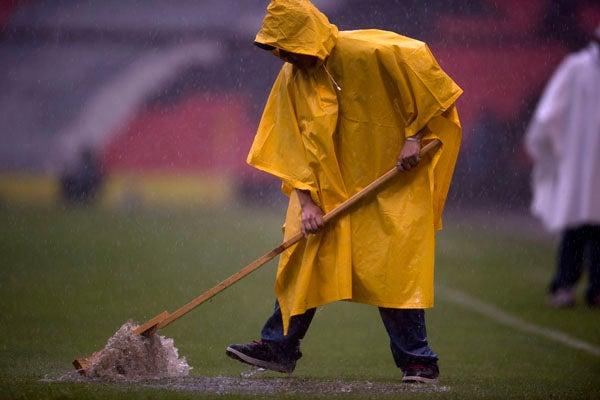 Al descanso, la lluvia causaba estragos en la cancha del Azteca | MEXSPORT