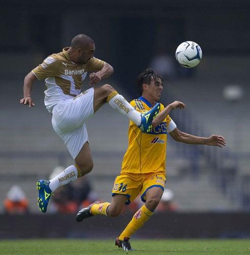 Lobos sufrió la férrea marca de los capiatlinos, como el centrocampista Espinosa | MEXSPORT